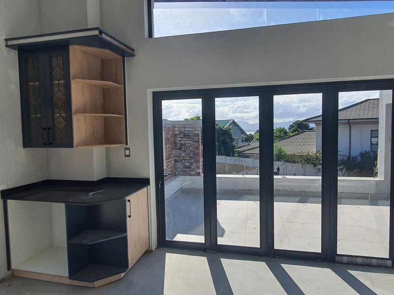 Modern Luxury Home in Linkside – Spacious Family Living with Sea Views & Separate Guest Suite - Photo 4