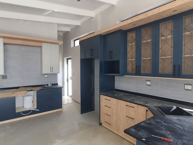 Modern Luxury Home in Linkside – Spacious Family Living with Sea Views & Separate Guest Suite - Photo 5
