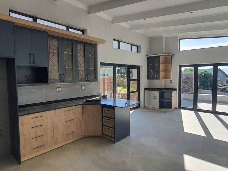 Modern Luxury Home in Linkside – Spacious Family Living with Sea Views & Separate Guest Suite - Photo 2