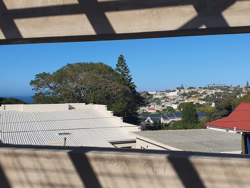 Upmarket Modern living in a secure Linkside address - Photo 3
