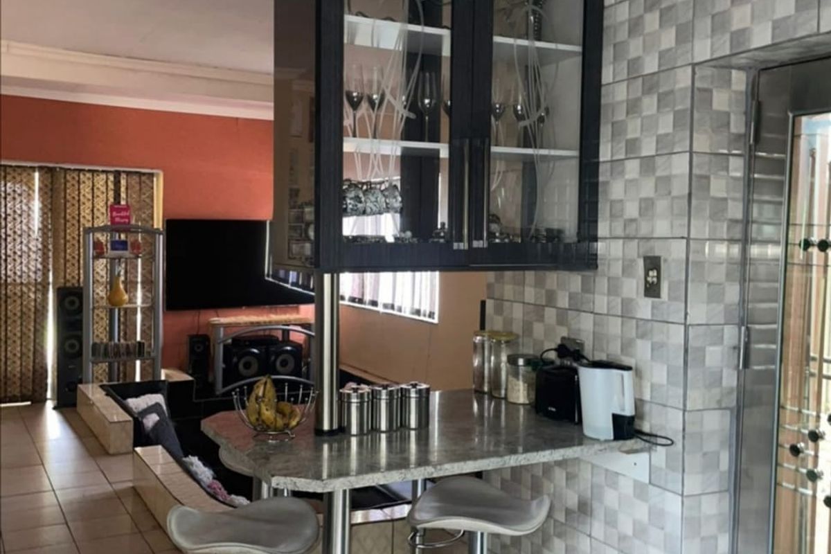 3 Bedroom House for sale in Sasolburg Ext 11 - Photo 2