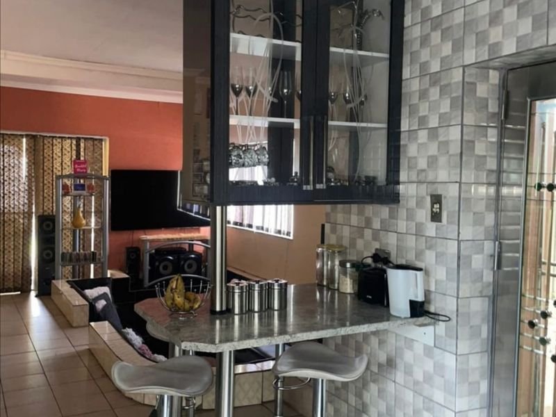 3 Bedroom House for sale in Sasolburg Ext 11 - Photo 2