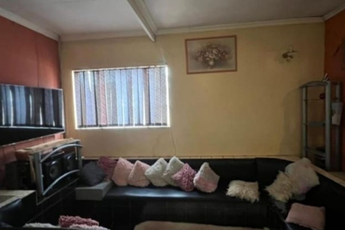 3 Bedroom House for sale in Sasolburg Ext 11 - Photo 3