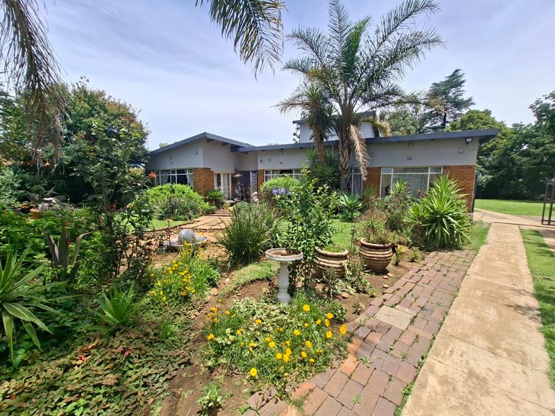 Family & Entertainment Focused Perfect Family Retreat – 4 Bedrooms, Double Garage, Pool - Photo 1