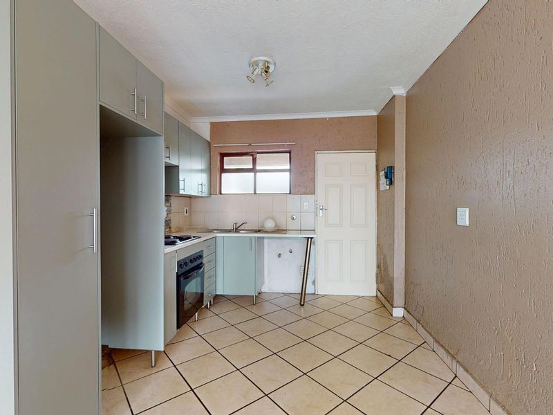 Modern 2nd-Floor Apartment in Prime Estate - Photo 2