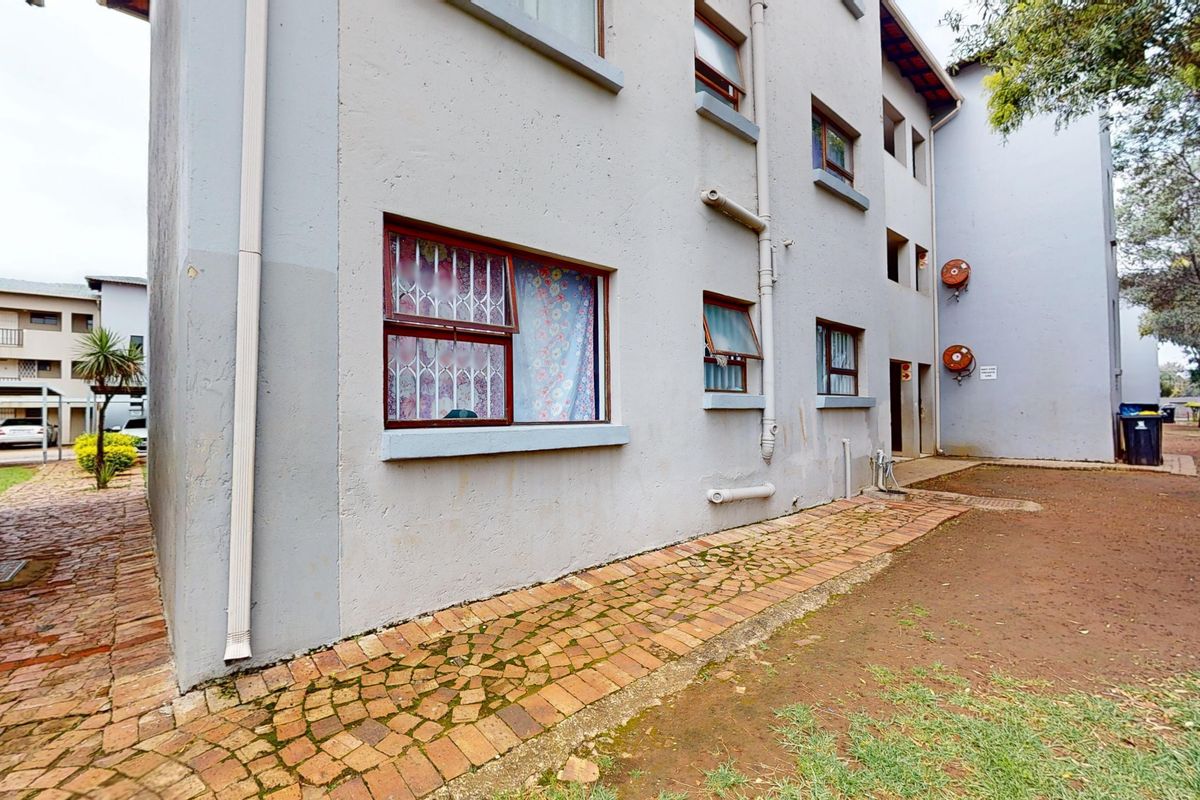 Modern 2nd-Floor Apartment in Prime Estate - Photo 3