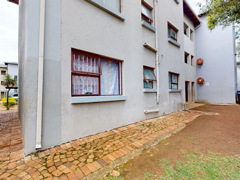 Modern 2nd-Floor Apartment in Prime Estate - Photo 3