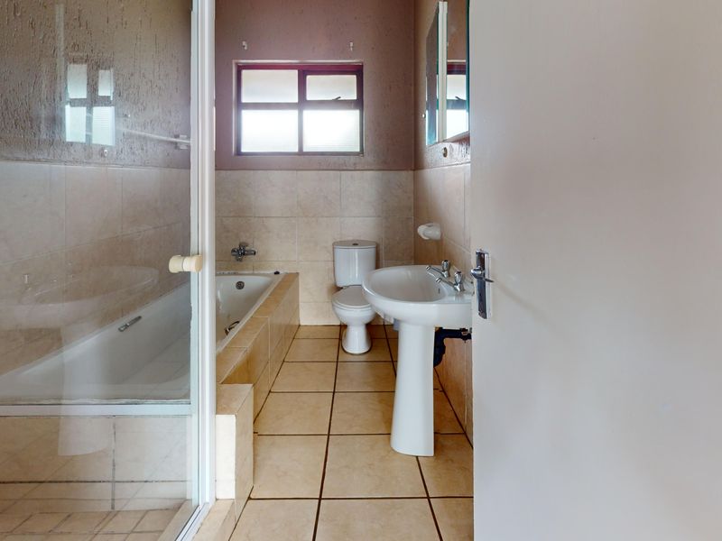 Modern 2nd-Floor Apartment in Prime Estate - Photo 9