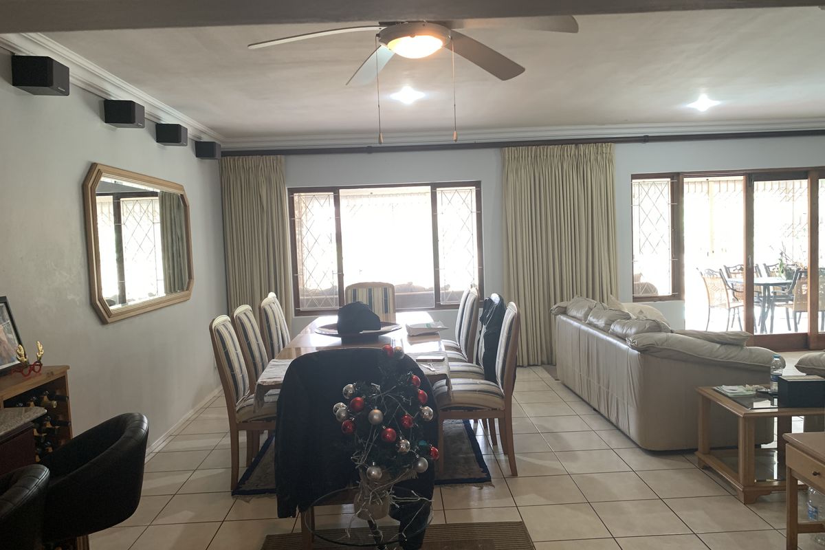 Private and Secluded End-Unit with Distant Sea Views - Photo 2