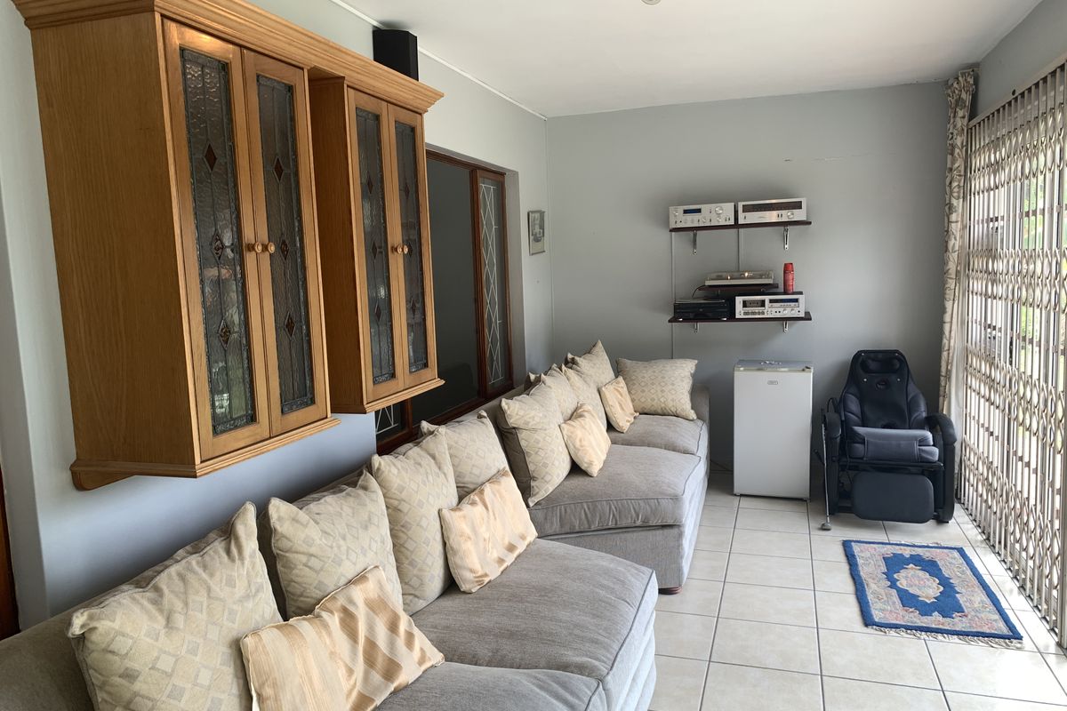 Private and Secluded End-Unit with Distant Sea Views - Photo 3