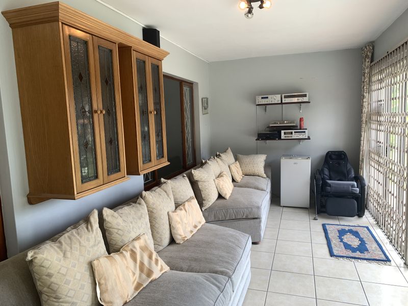 Private and Secluded End-Unit with Distant Sea Views - Photo 3