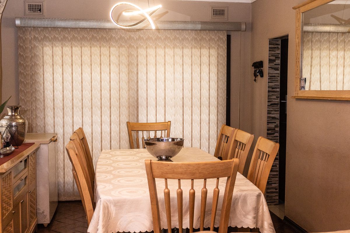 CHERISHED FAMILY HAVEN AWAITS  - A LEGACY OF 30 YEARS MEMORIES - Photo 4