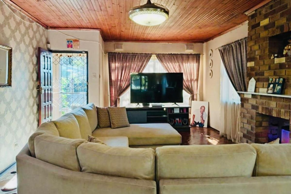 CHERISHED FAMILY HAVEN AWAITS  - A LEGACY OF 30 YEARS MEMORIES - Photo 3