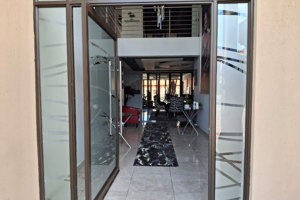 Luxury, Space and Style in Savannah Country Estate - Photo 3