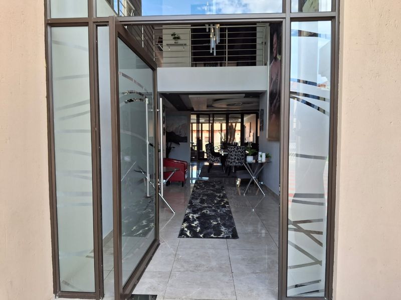 Luxury, Space and Style in Savannah Country Estate - Photo 3