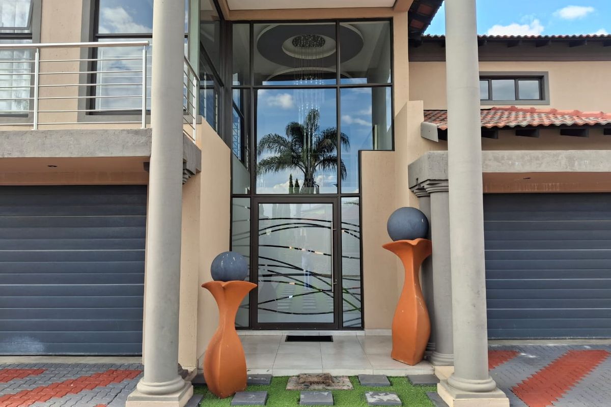 Luxury, Space and Style in Savannah Country Estate - Photo 2