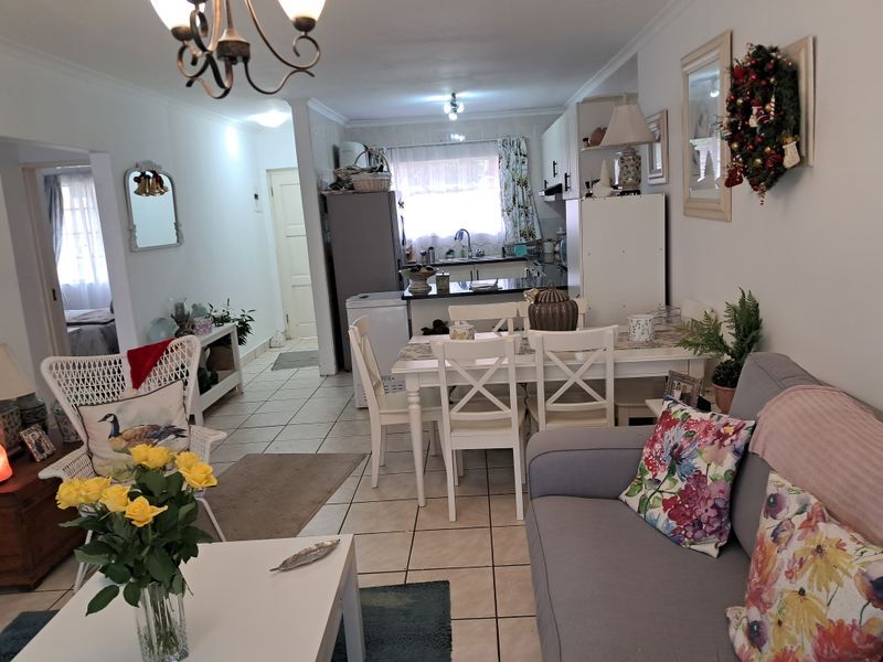 Stylish Modern Two Bedroom Apartment - Photo 2