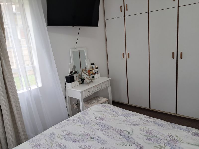 Stylish Modern Two Bedroom Apartment - Photo 10