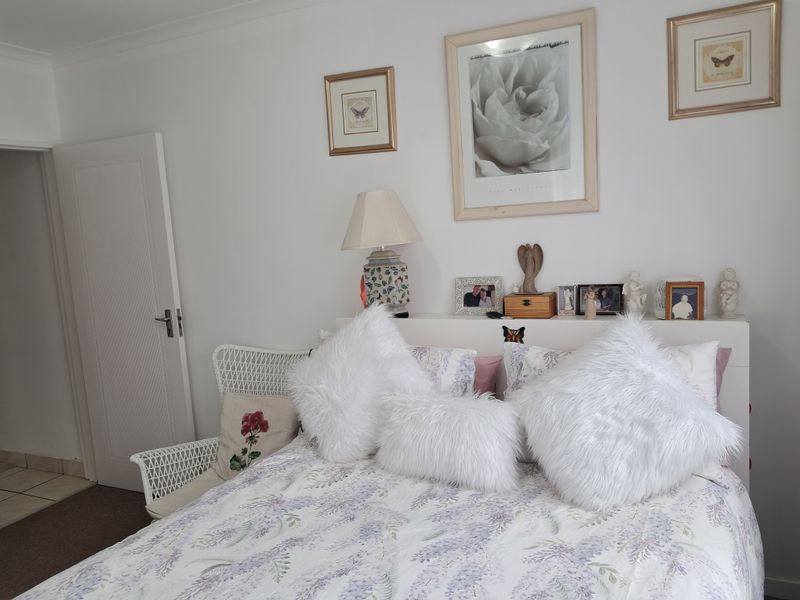 Stylish Modern Two Bedroom Apartment - Photo 9