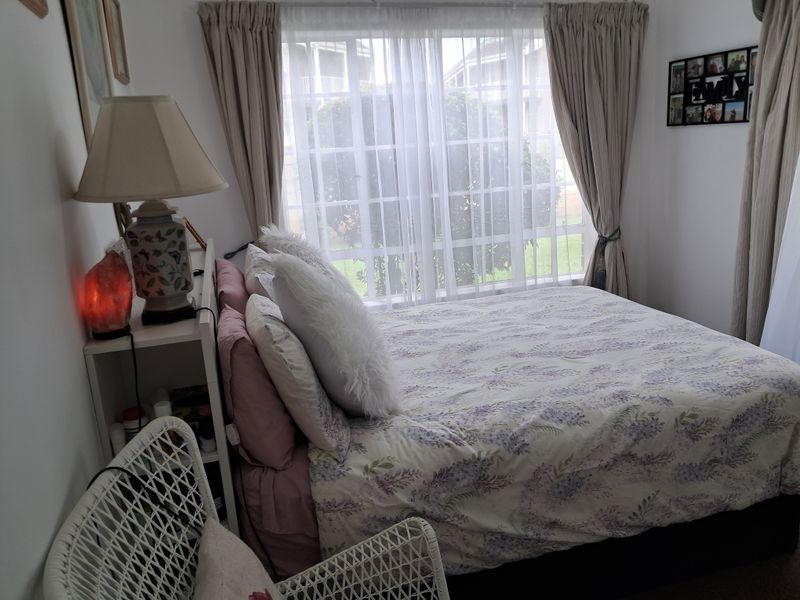 Stylish Modern Two Bedroom Apartment - Photo 8