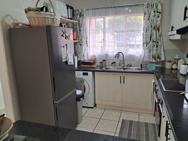 Stylish Modern Two Bedroom Apartment - Photo 5