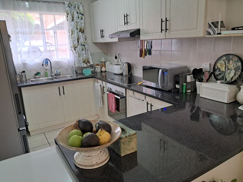 Stylish Modern Two Bedroom Apartment - Photo 4