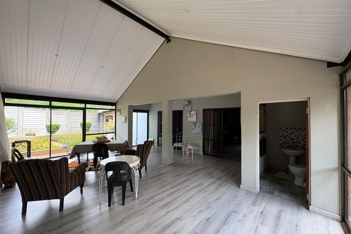 Exceptional Multi-Living Property with Income Potential! - Photo 4