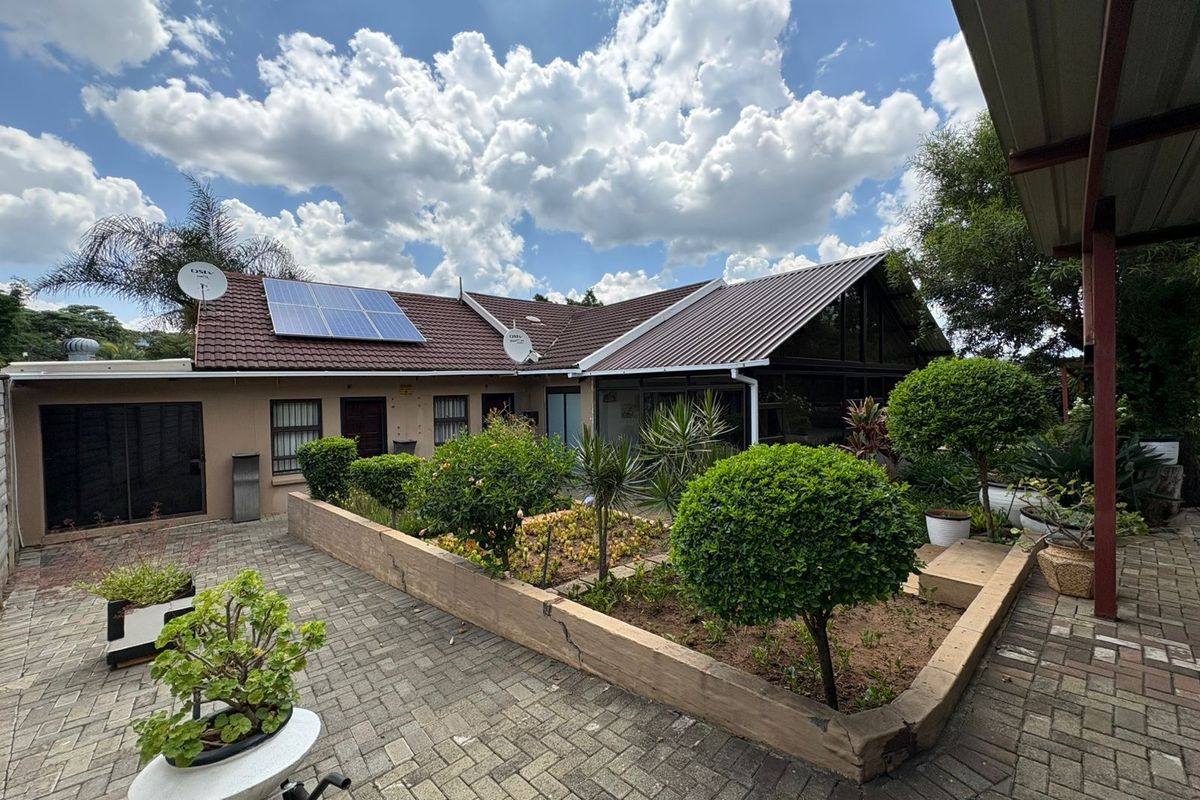 Exceptional Multi-Living Property with Income Potential! - Photo 2