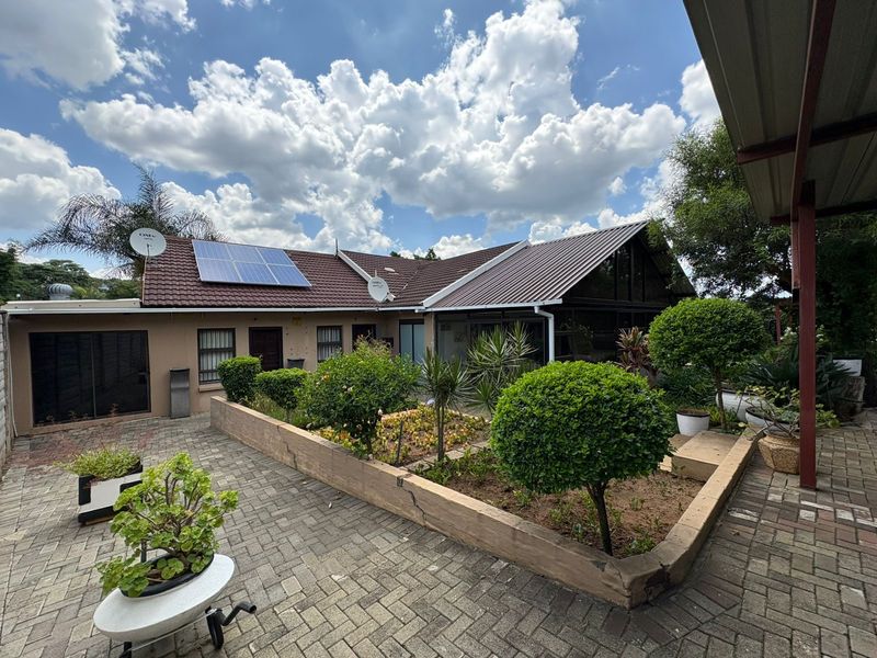 Exceptional Multi-Living Property with Income Potential! - Photo 2