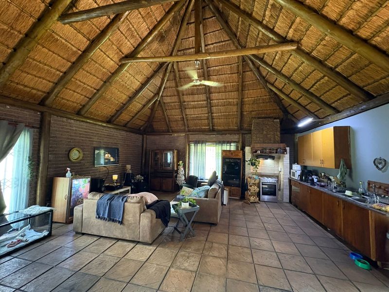 Exceptional Multi-Living Property with Income Potential! - Photo 10