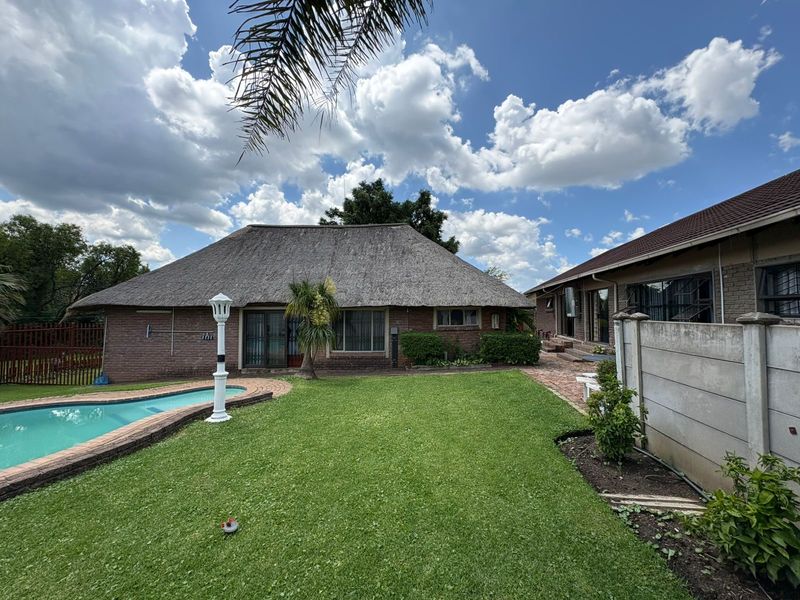 Exceptional Multi-Living Property with Income Potential! - Photo 9