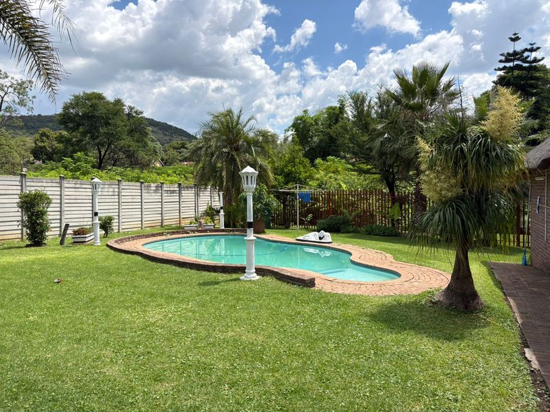 Exceptional Multi-Living Property with Income Potential! - Photo 8