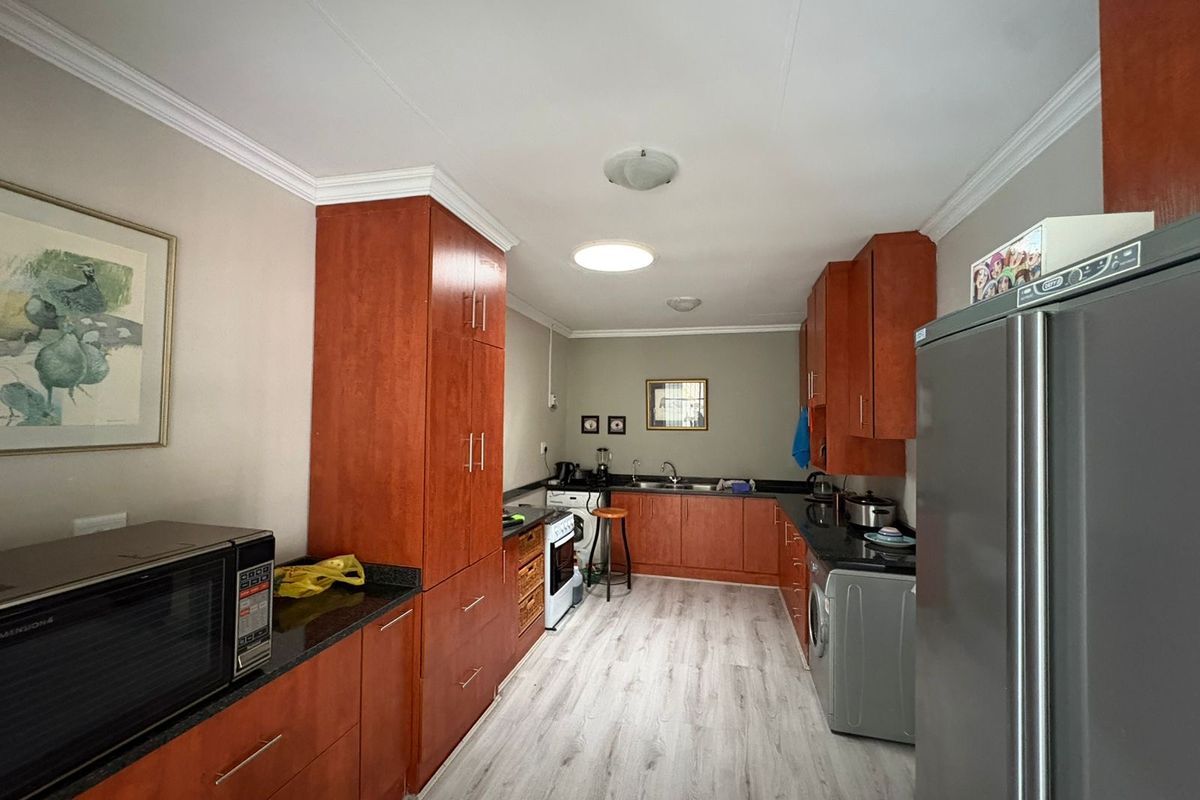 Exceptional Multi-Living Property with Income Potential! - Photo 5