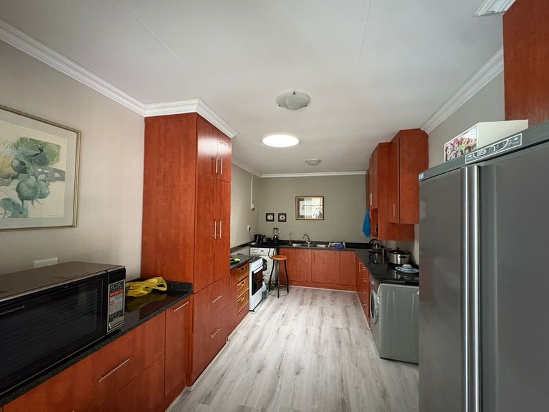 Exceptional Multi-Living Property with Income Potential! - Photo 5