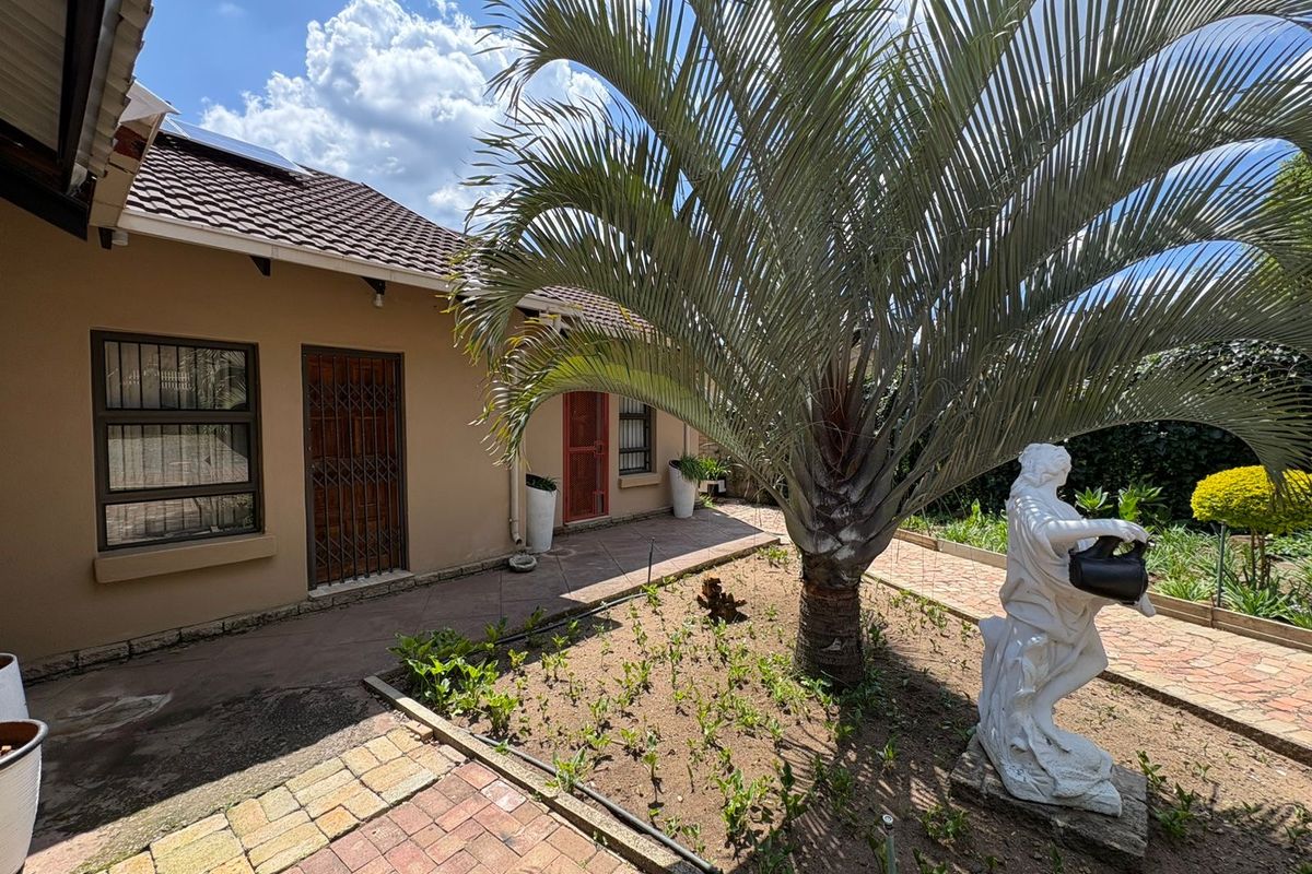 Exceptional Multi-Living Property with Income Potential! - Photo 3