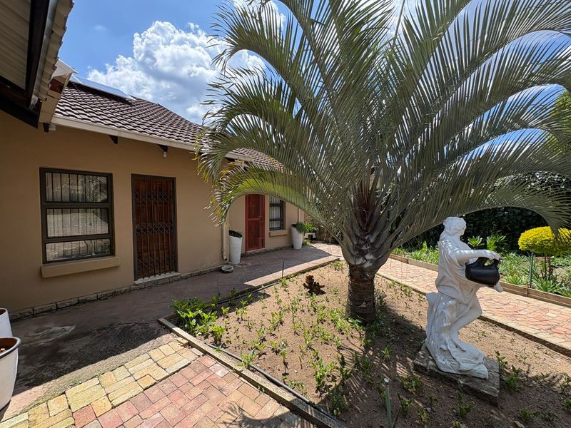 Exceptional Multi-Living Property with Income Potential! - Photo 3