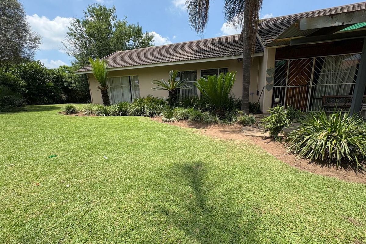 Discover your own private oasis in this Panhandle property for sale in a peaceful and serene area. - Photo 2