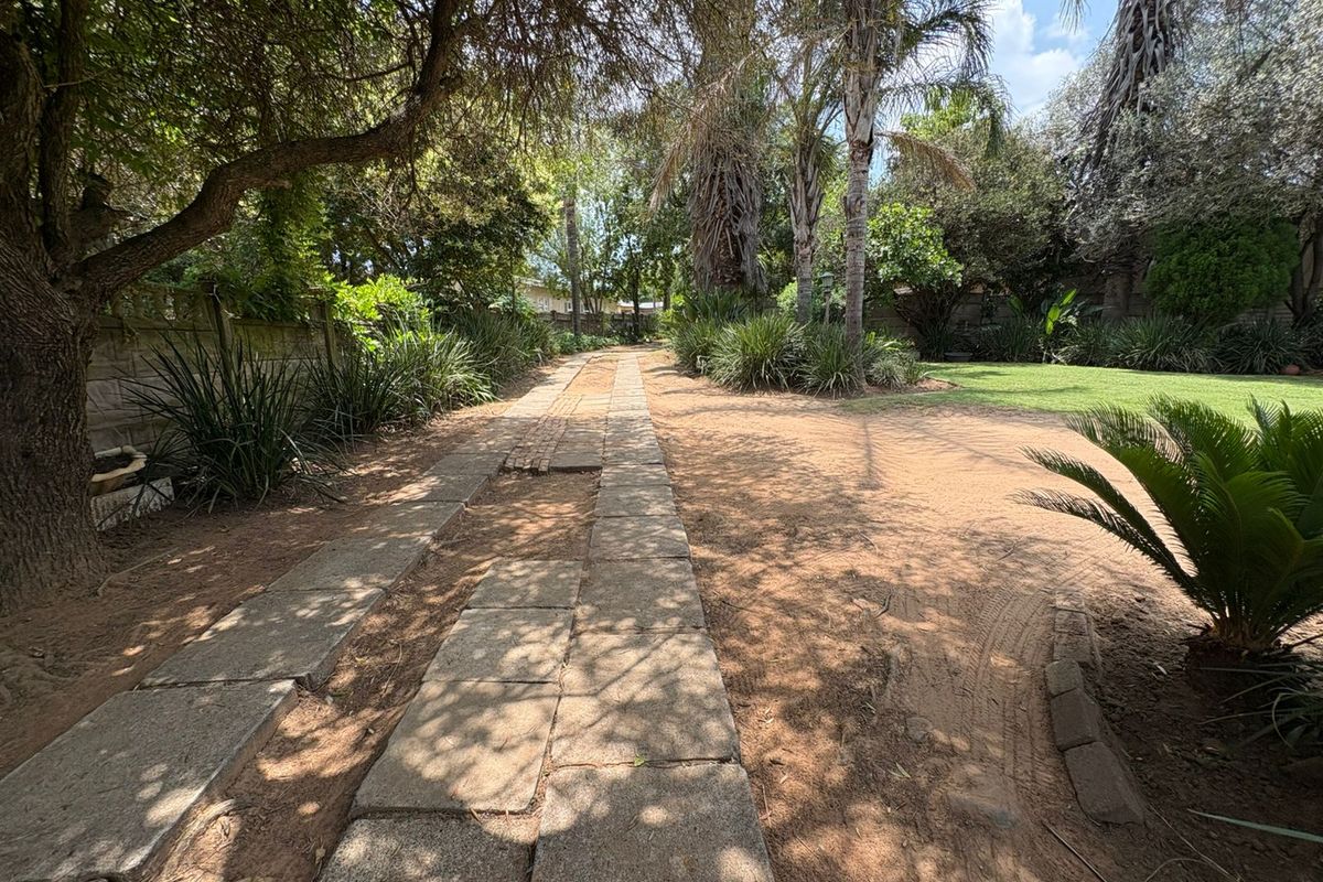 Discover your own private oasis in this Panhandle property for sale in a peaceful and serene area. - Photo 2