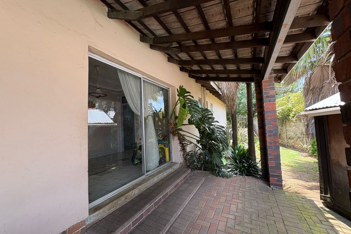 Discover your own private oasis in this Panhandle property for sale in a peaceful and serene area. - Photo 5
