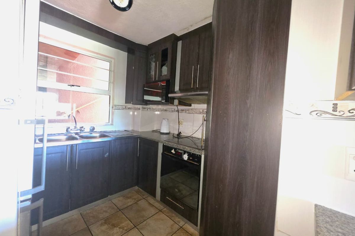 2 bedroom flat - Photo 2