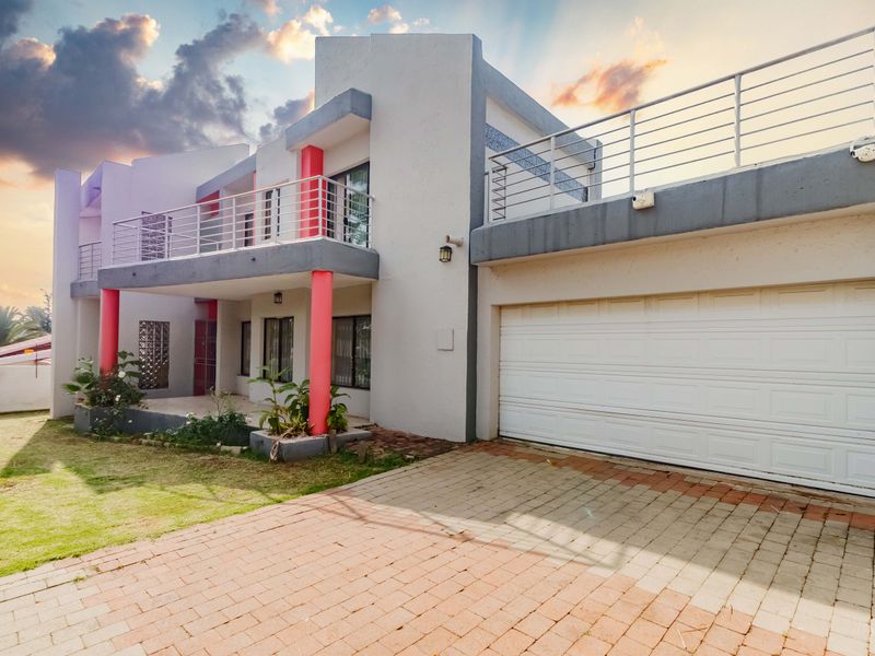 Stunning House in quiet suburb - Photo 4