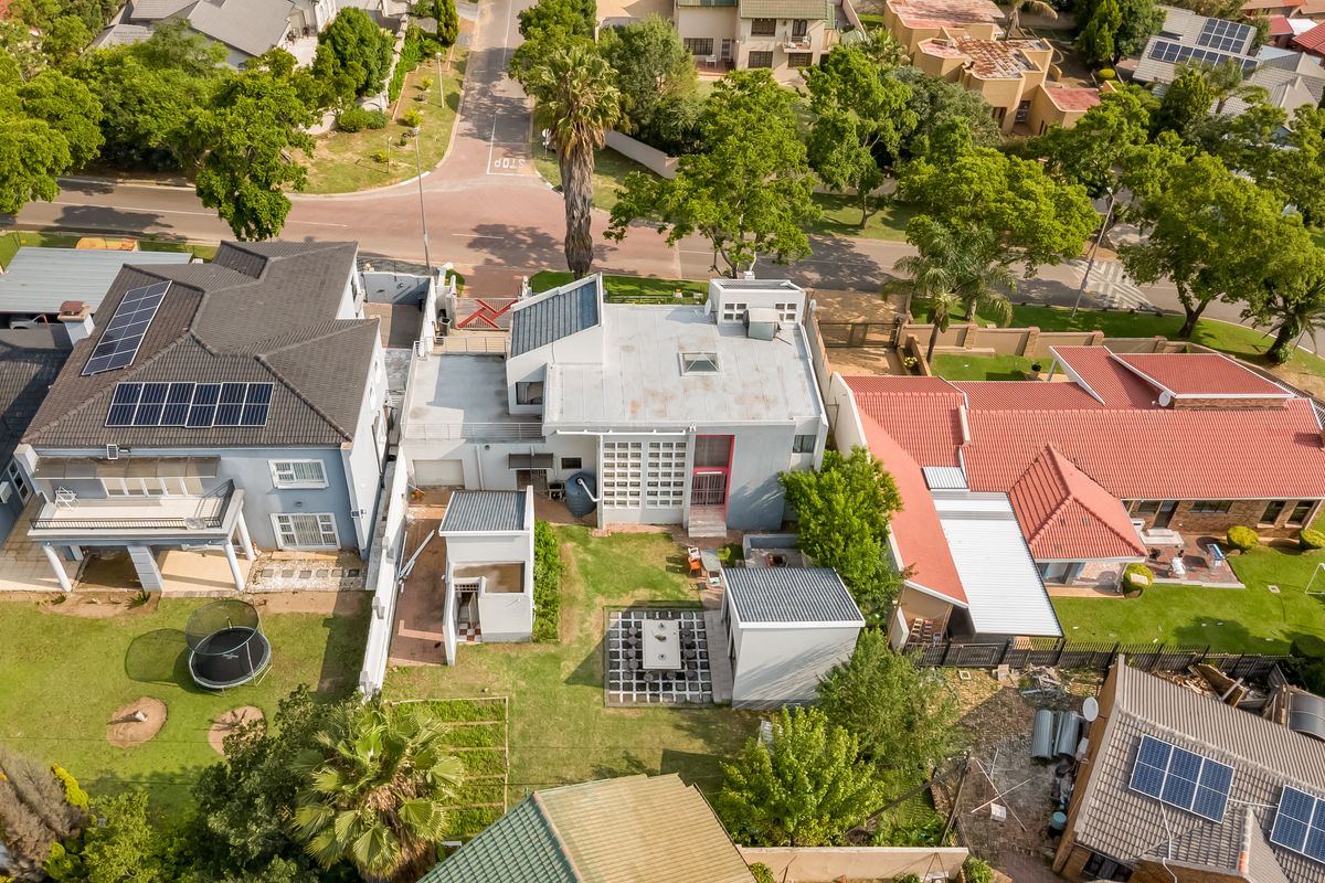 Stunning House in quiet suburb - Photo 3