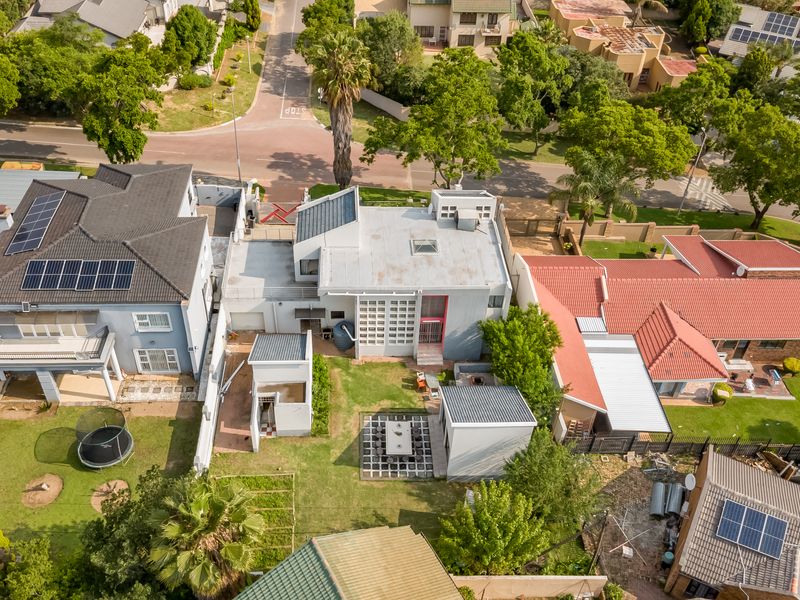 Stunning House in quiet suburb - Photo 3