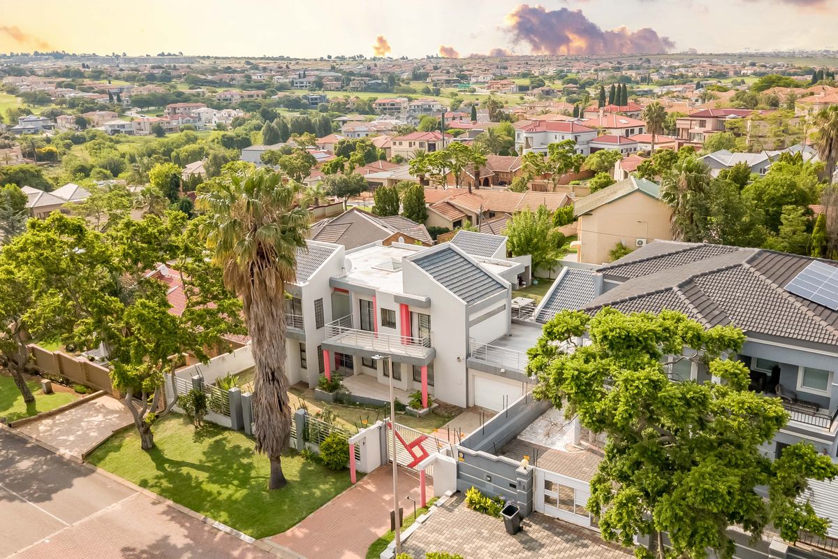 Stunning House in quiet suburb - Photo 2