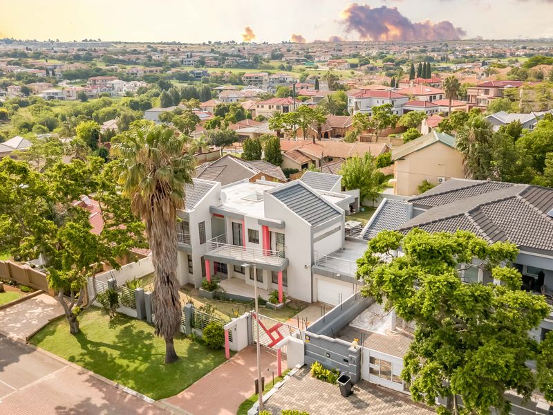 Stunning House in quiet suburb - Photo 2