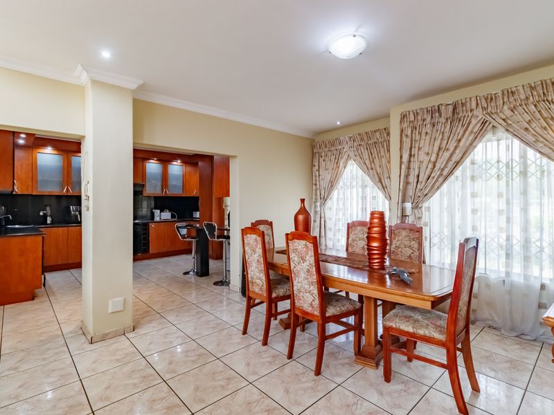 Stunning House in quiet suburb - Photo 10