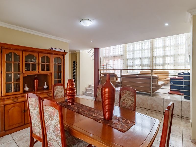 Stunning House in quiet suburb - Photo 9