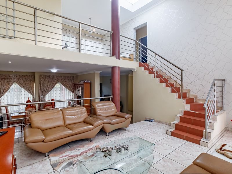 Stunning House in quiet suburb - Photo 7