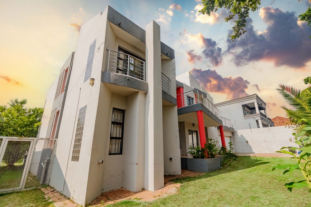 Stunning House in quiet suburb - Photo 5