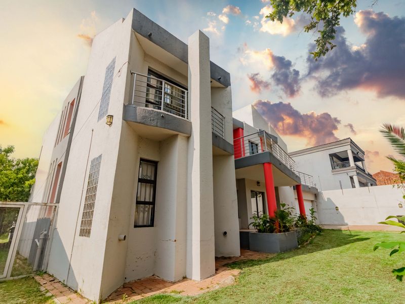 Stunning House in quiet suburb - Photo 5